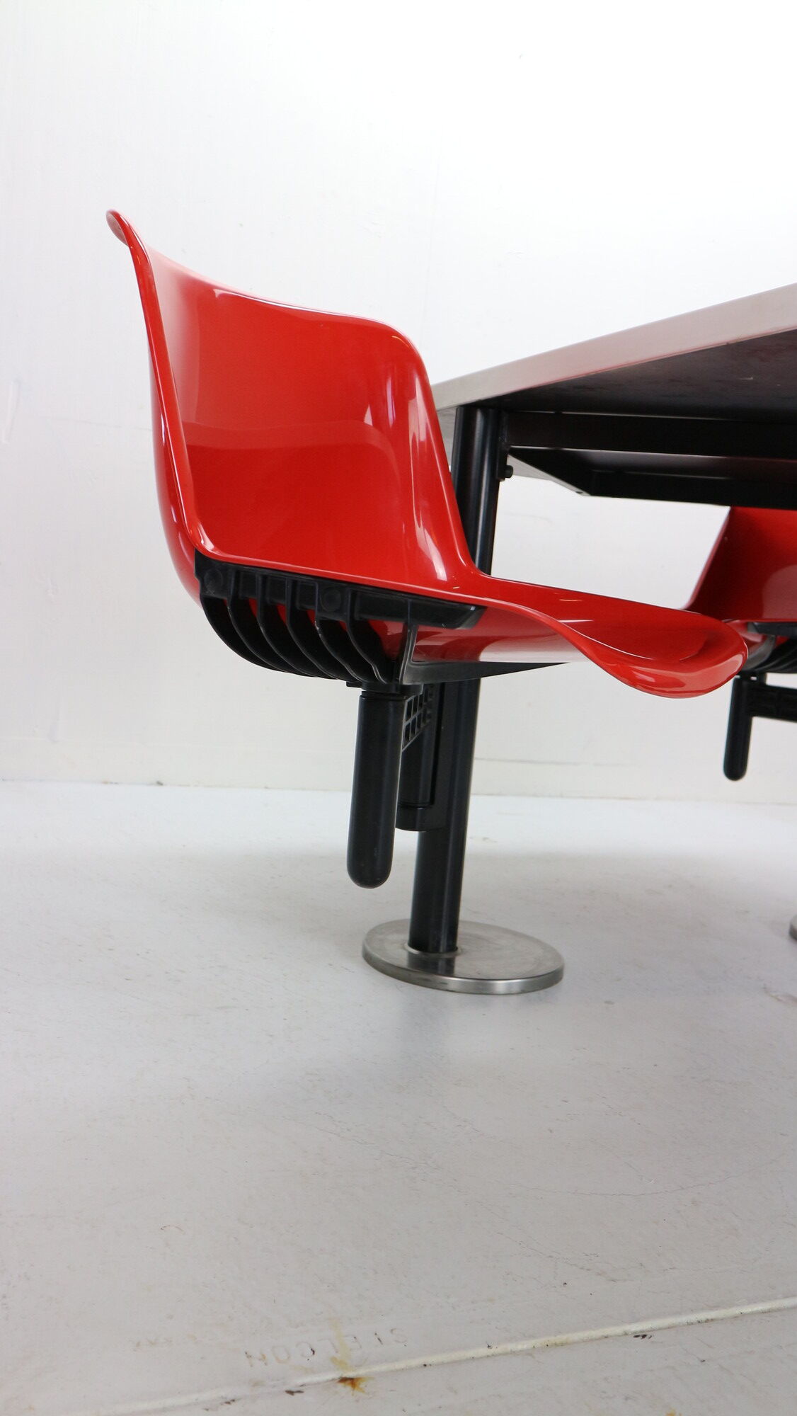 Osvaldo Borsani contemporary table and 4 build in chairs for Tecno, 1970s