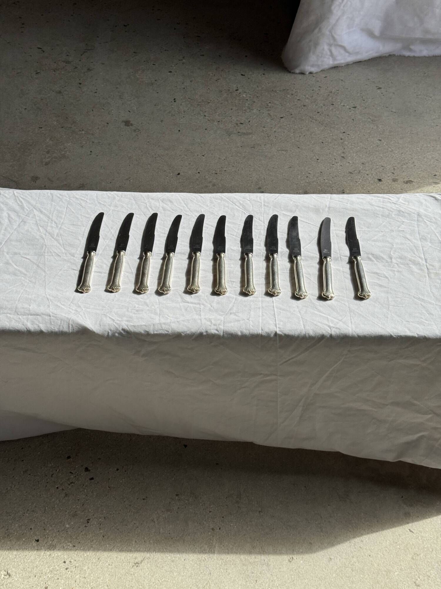Lot de 11 couteaux anciens en acier inoxydable manches plaqués argent