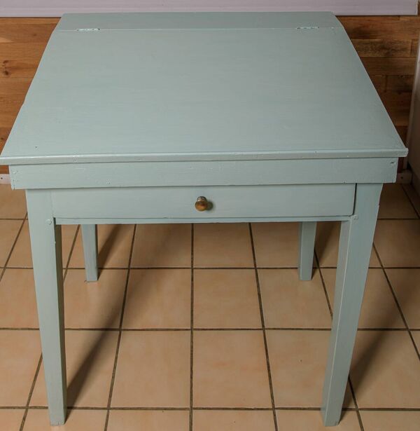 Bureau pupitre ancien revisité – vert mélèze & intérieur jungle chic