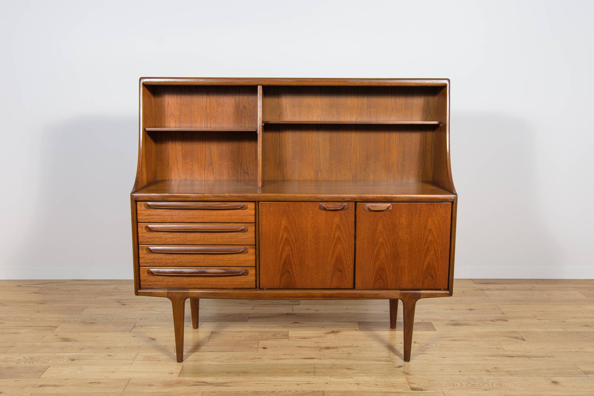 Buffet haut en teck des années 60 par John Herbert pour A. Younger Ltd.