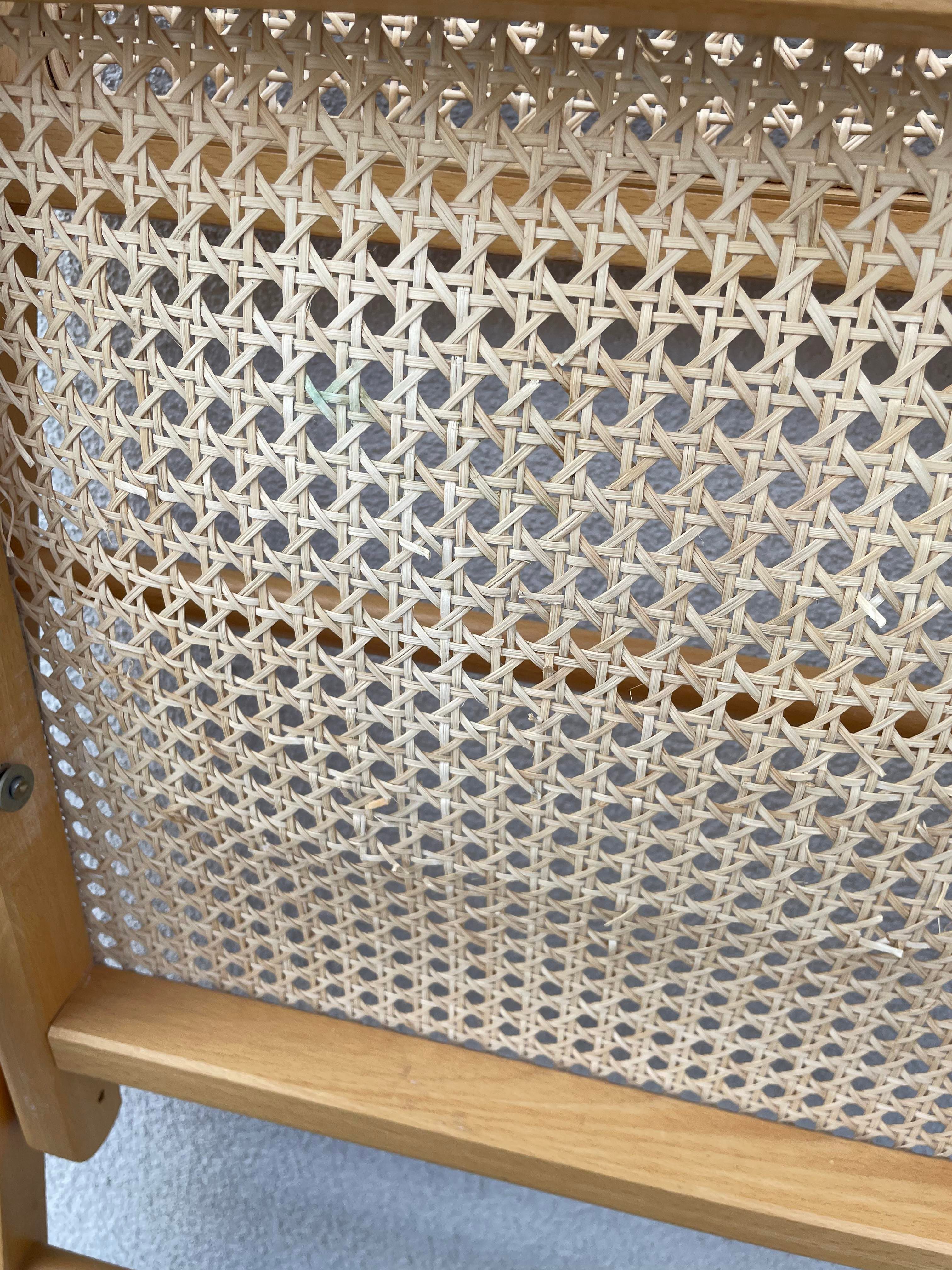 Folding chair in cannage