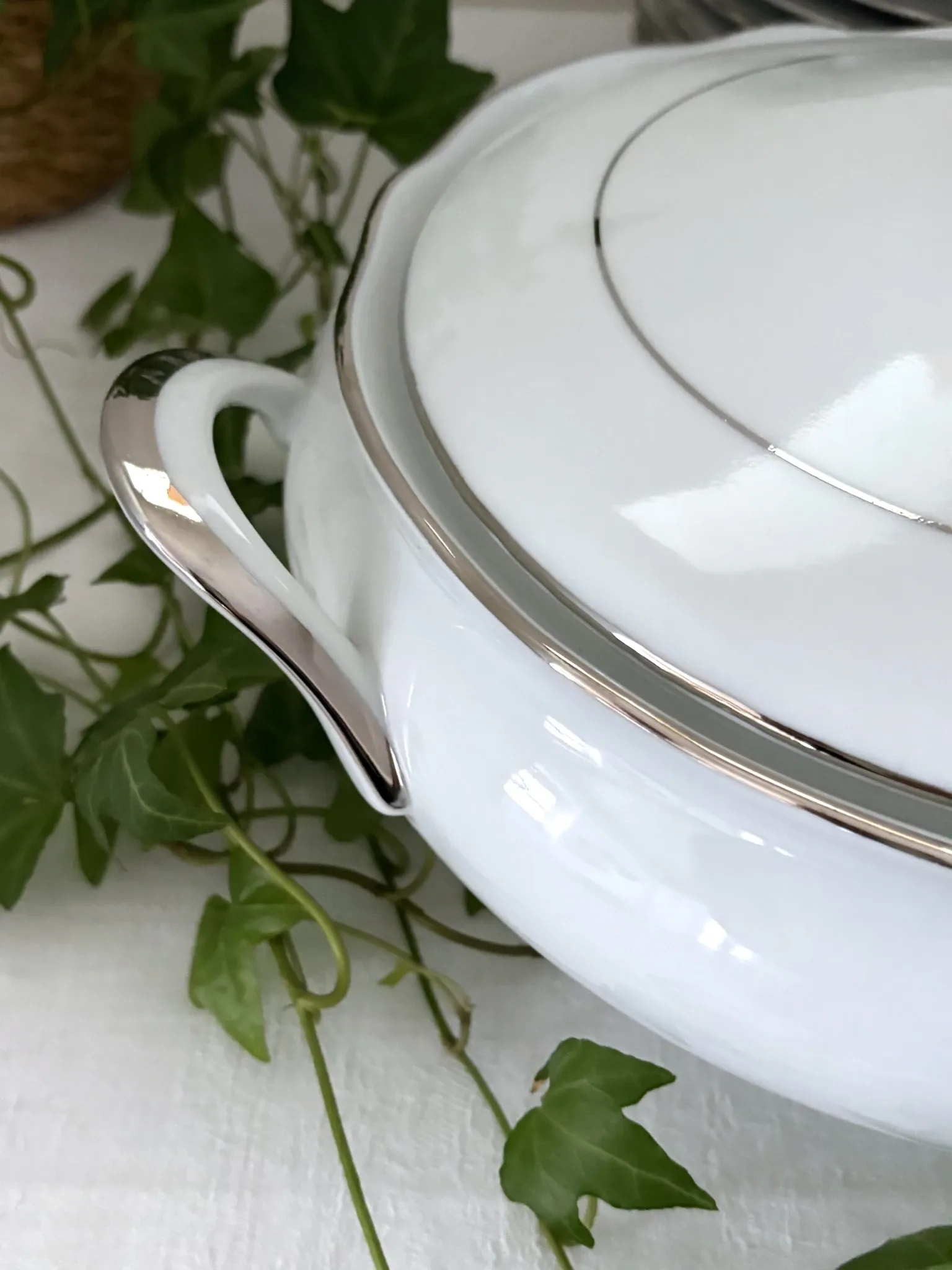 Soupière en porcelaine blanche