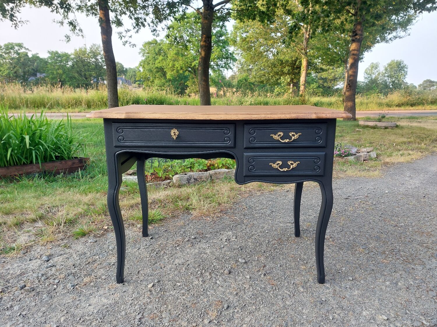 Black and wood desk