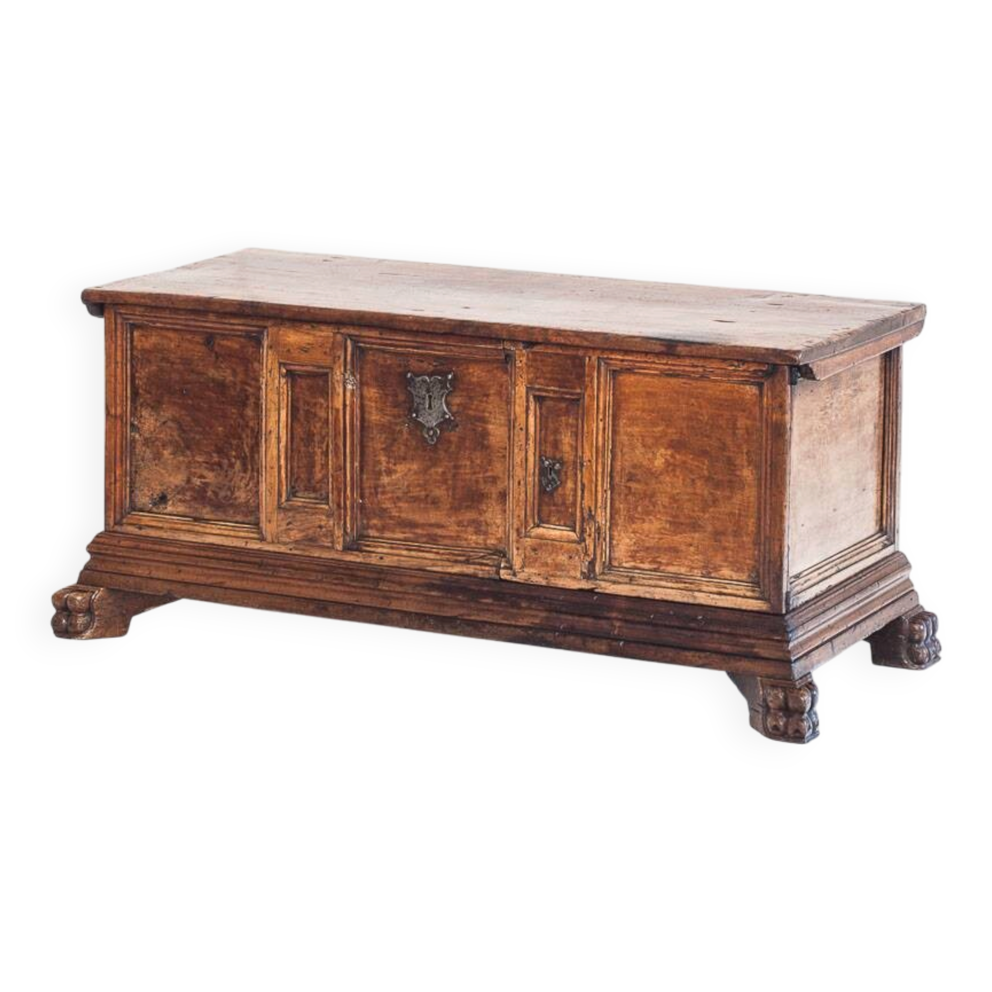 Catalan wedding chest from the 17th or early 18th century, in walnut. Restored.