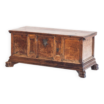 Catalan wedding chest from the 17th or early 18th century, in walnut. Restored.