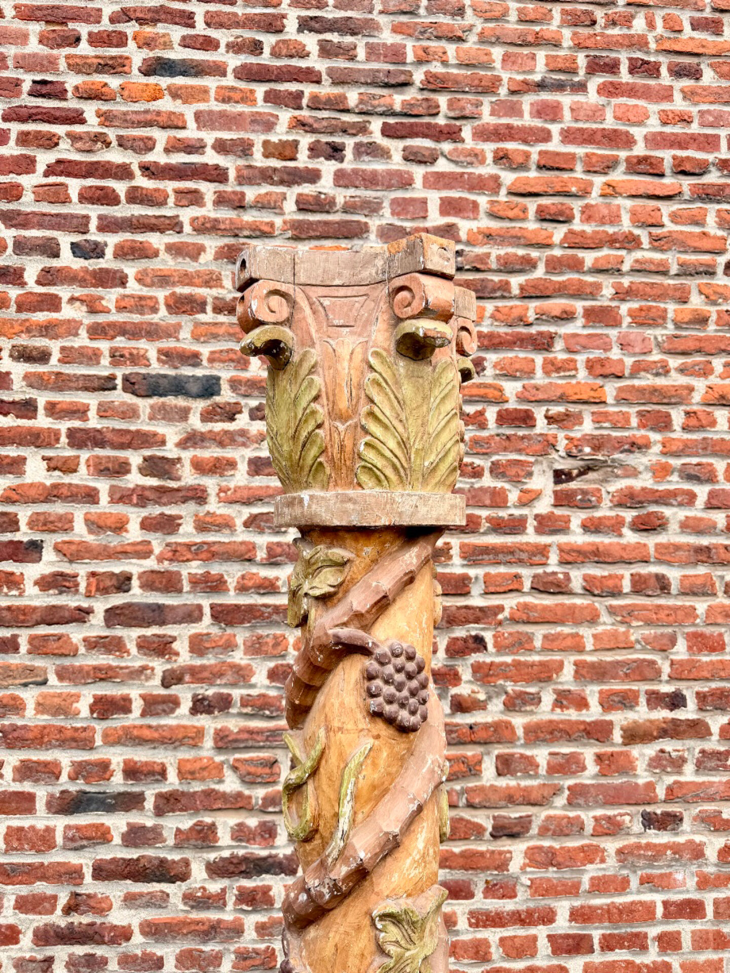 Twisted column in carved polychrome wood, 19th century.