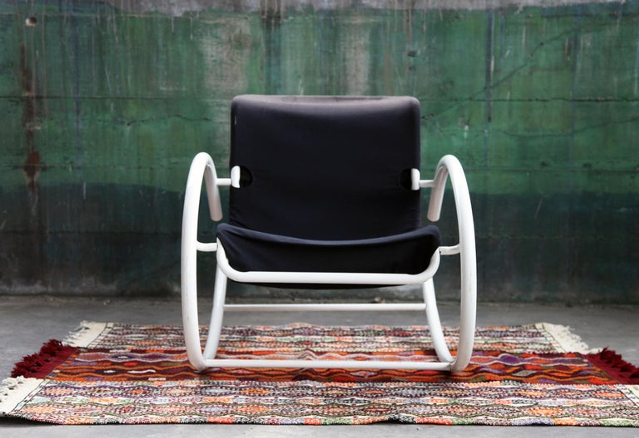 Rocking chair Memphis Ellipse leather Les Amisco with its cushion