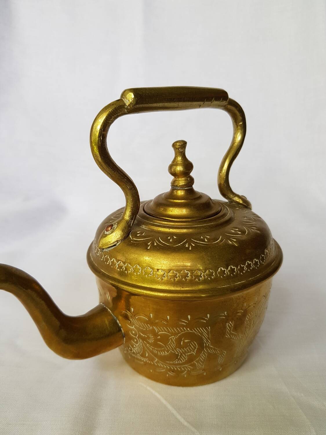 Théière vintage en laiton