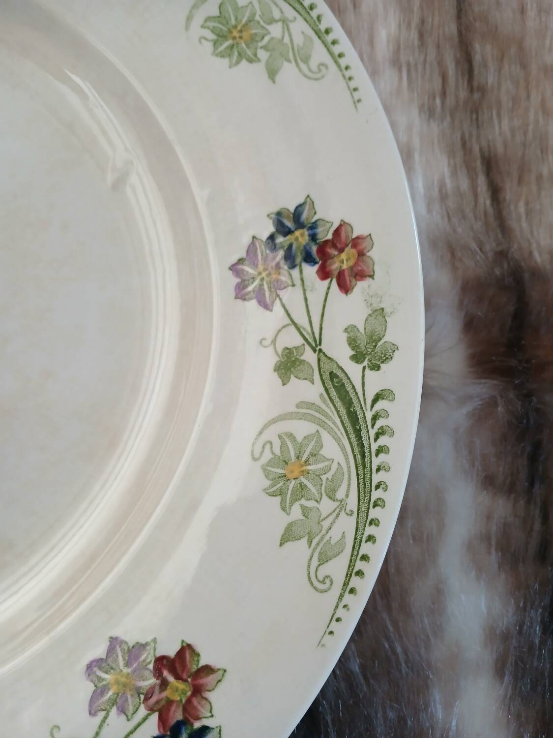 23 assiettes + plat anciens U&C Sarreguemines