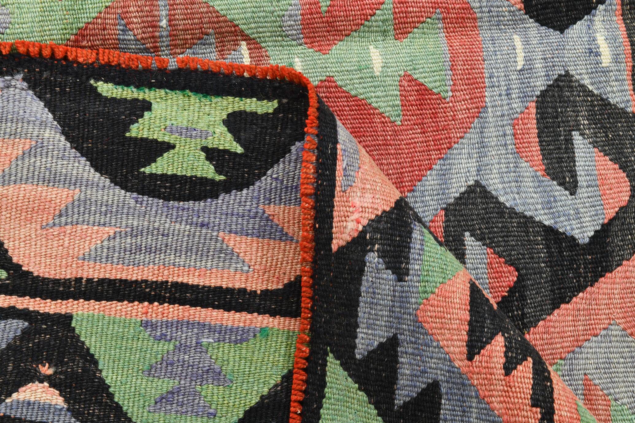 Tapis kilim graphique pastel – Un bijou artisanal pour une déco audacieuse