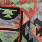 Tapis kilim graphique pastel – Un bijou artisanal pour une déco audacieuse