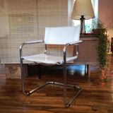 Cantilever armchair in smooth leather upholstery