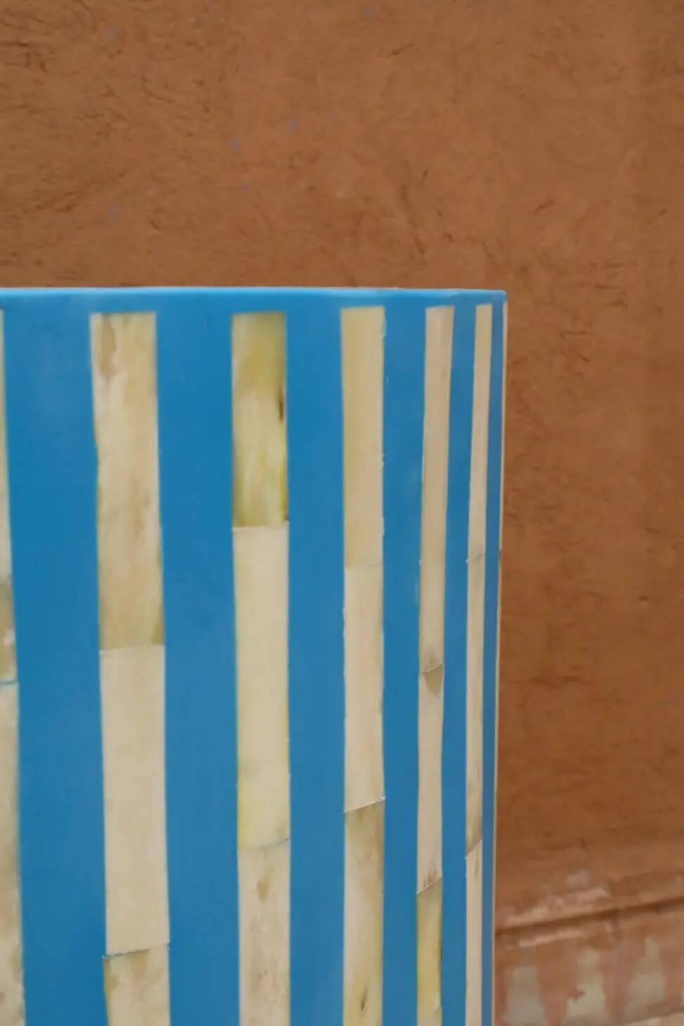 Table d'appoint tabouret en marqueterie os et résine bleue