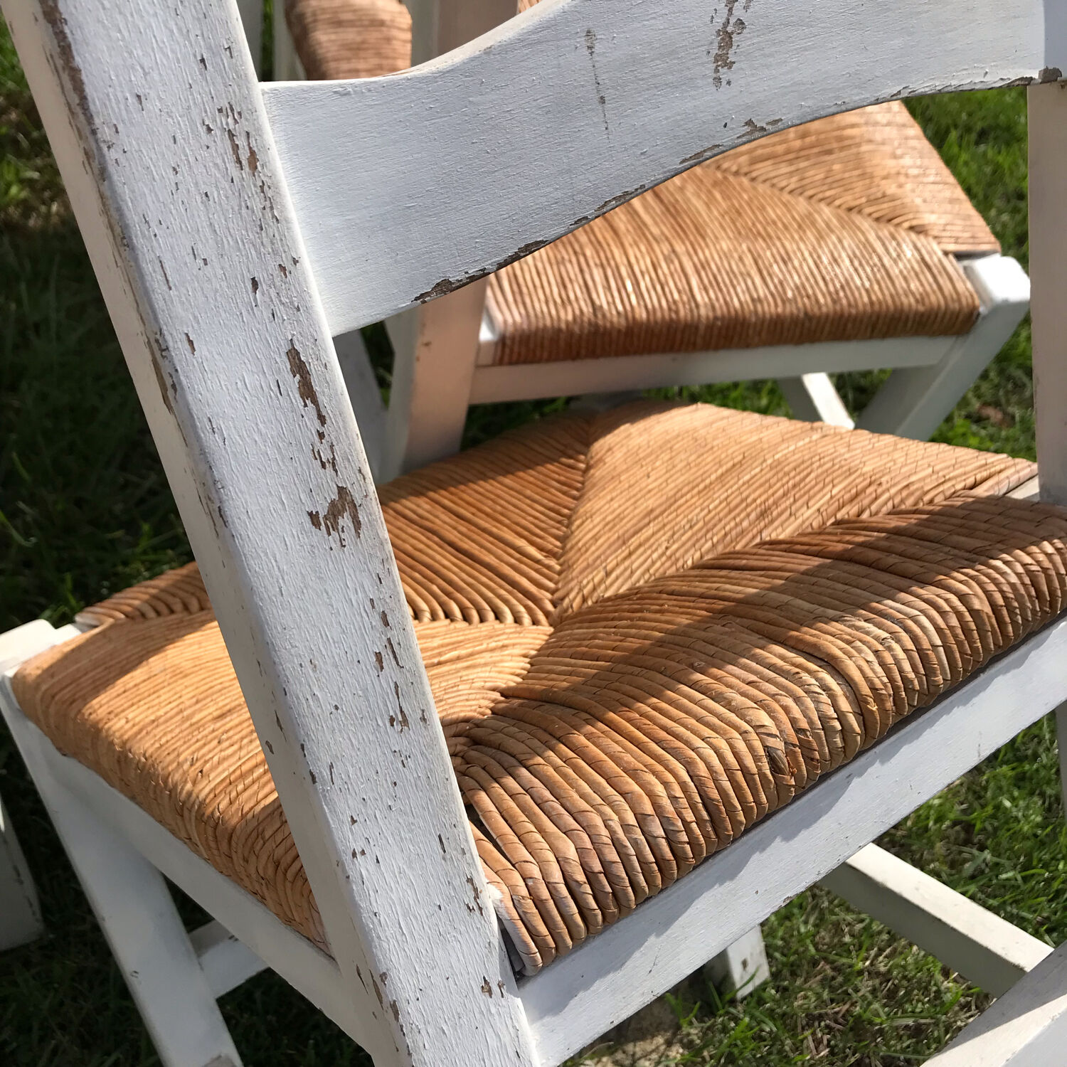 6 chaises blanches en bois assises paillées