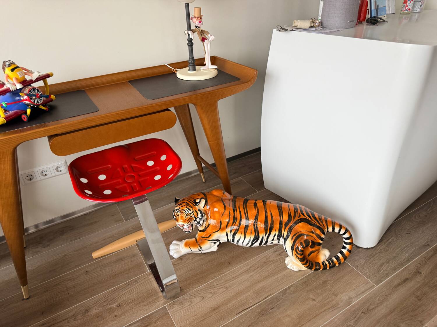 Tiger, Italian sculpture in glazed ceramic.