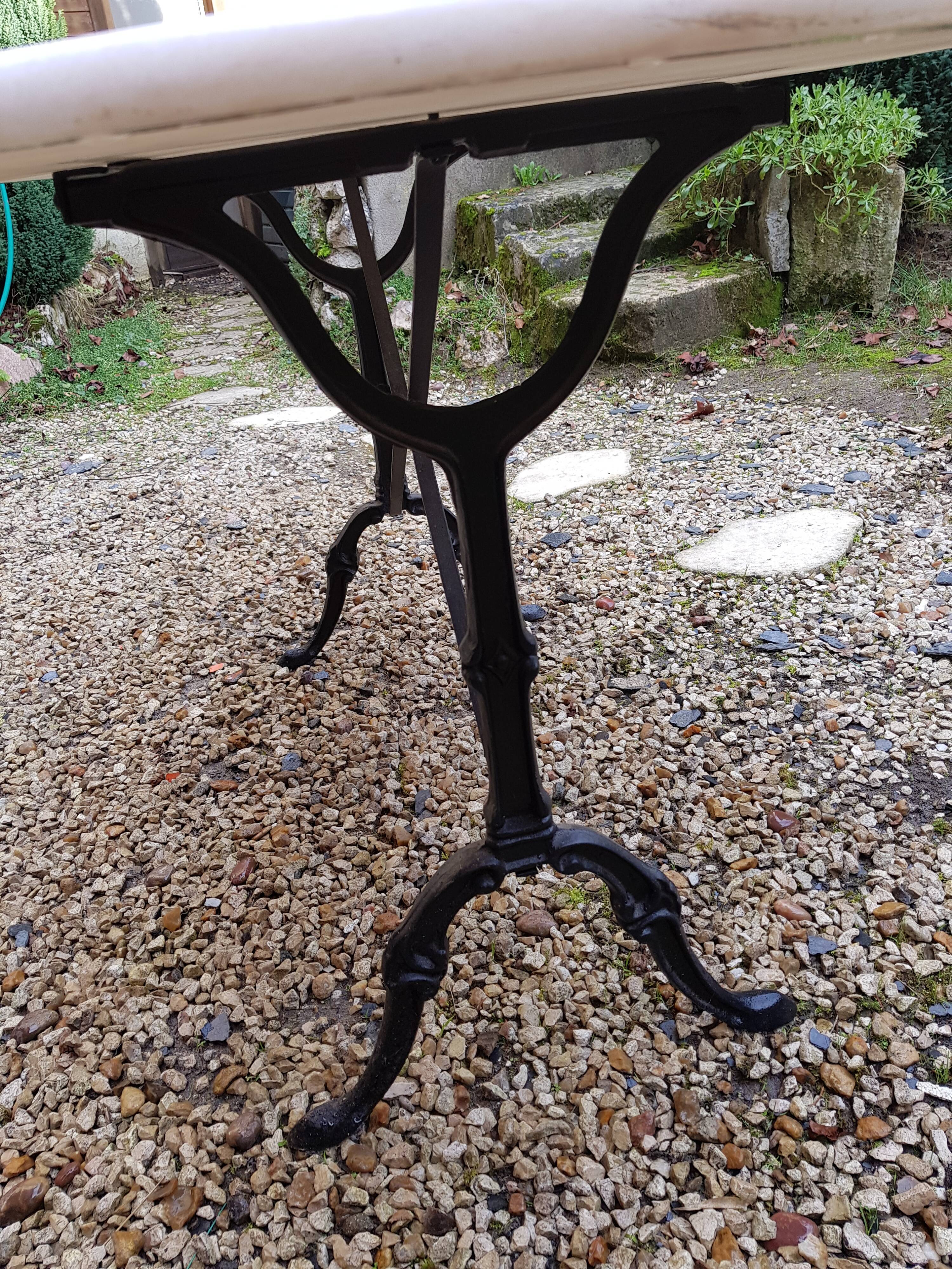 Bistro table in marble and cast iron
