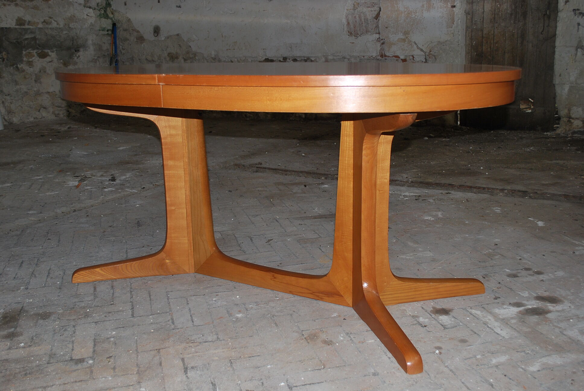 Baumann oval expandable table