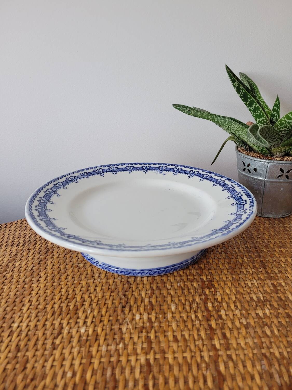 Mikado plate on pedestal from Orchies