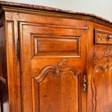Buffet à pans coupés en merisier d’époque Louis XV, XVIIIème siècle