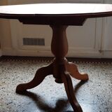 English-inspired extendable round table