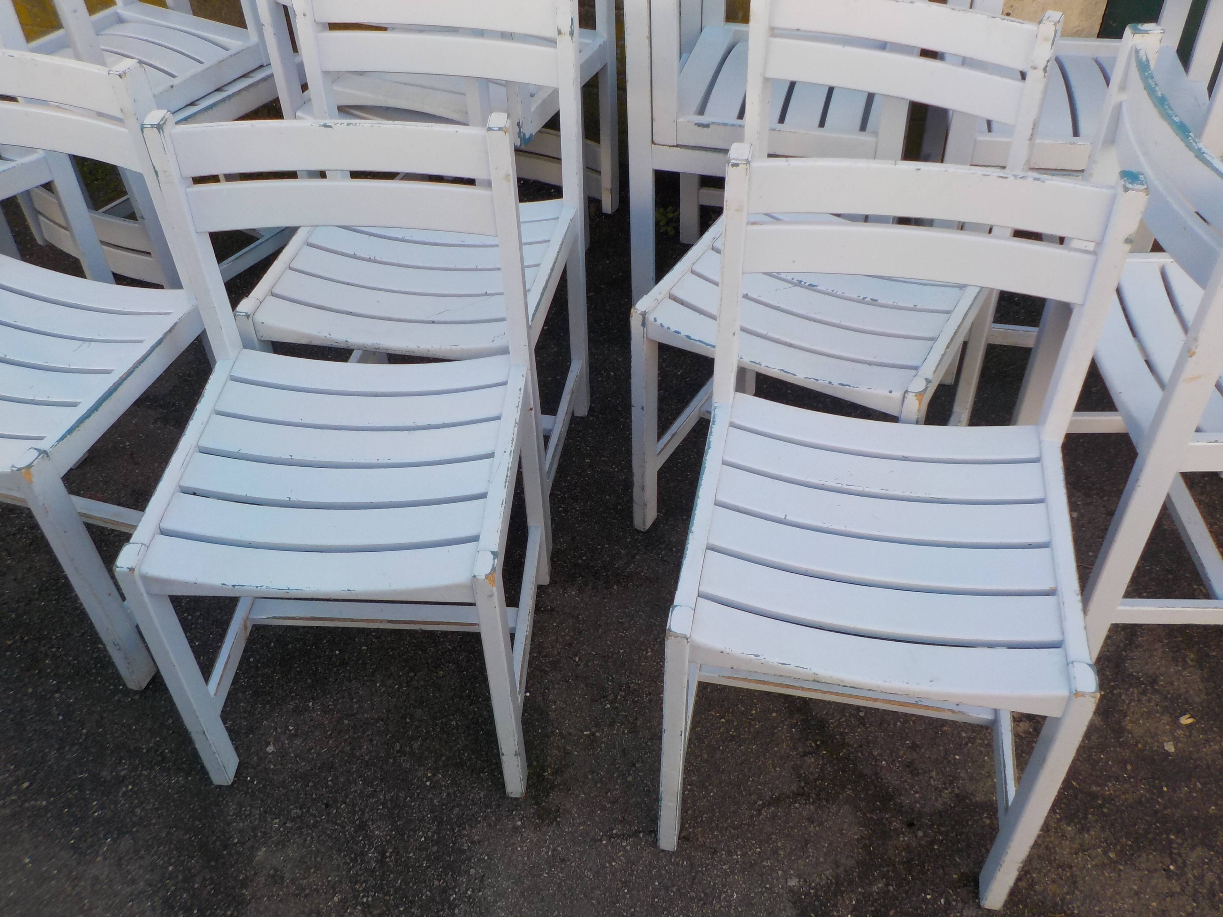 16 chaises en bois peinte lamelles jardin