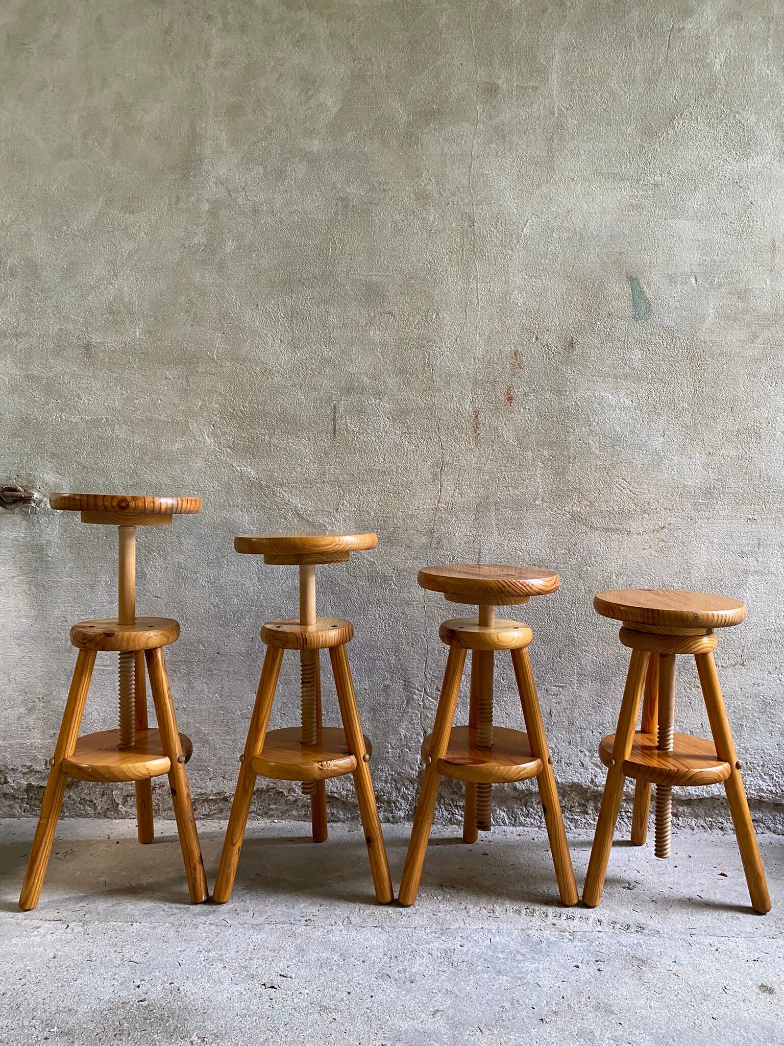 Vintage tripod workshop stool in pitchpin with height-adjustable screws
