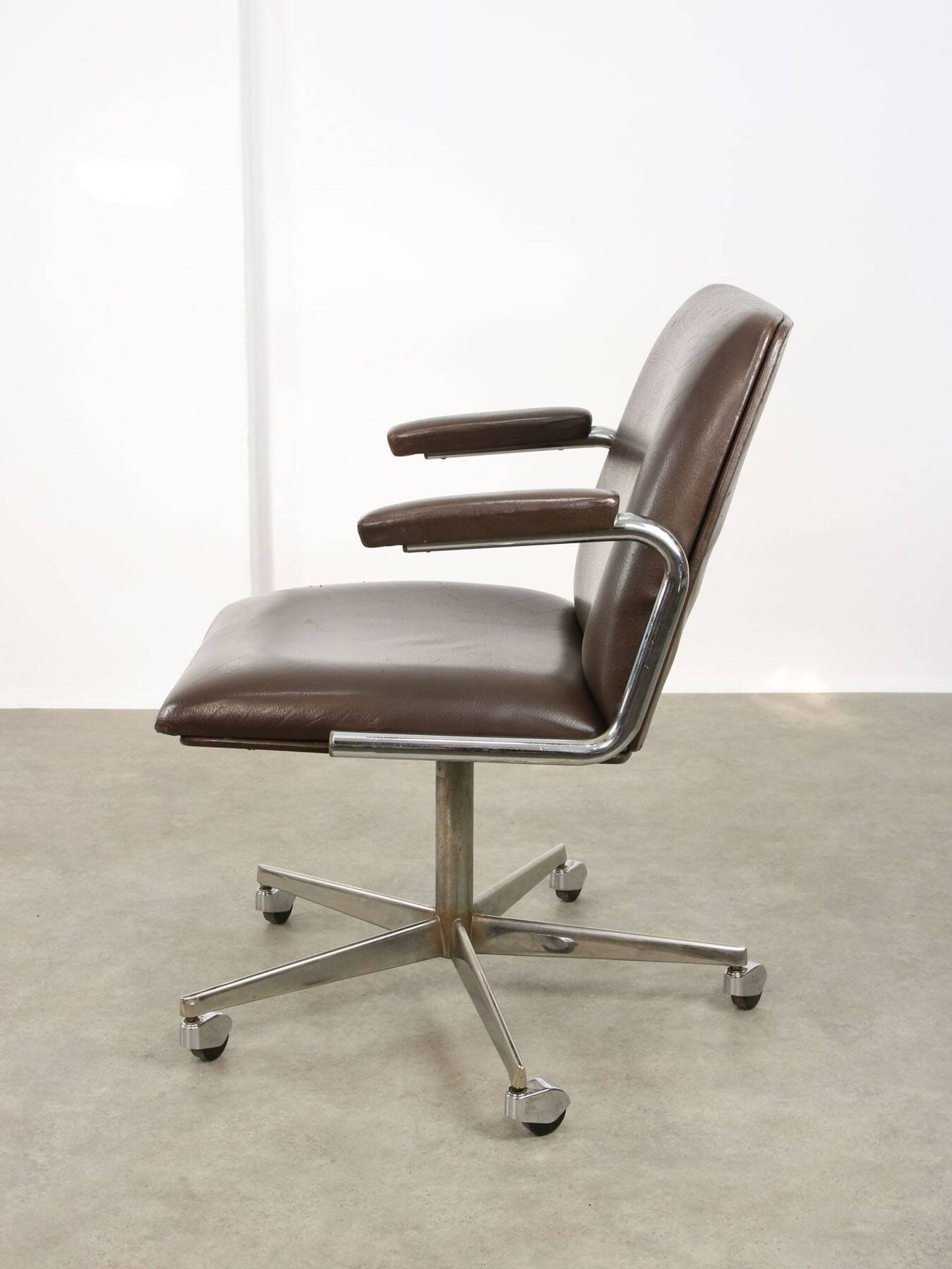 Chaise pivotante en cuir marron italien du milieu du siècle
