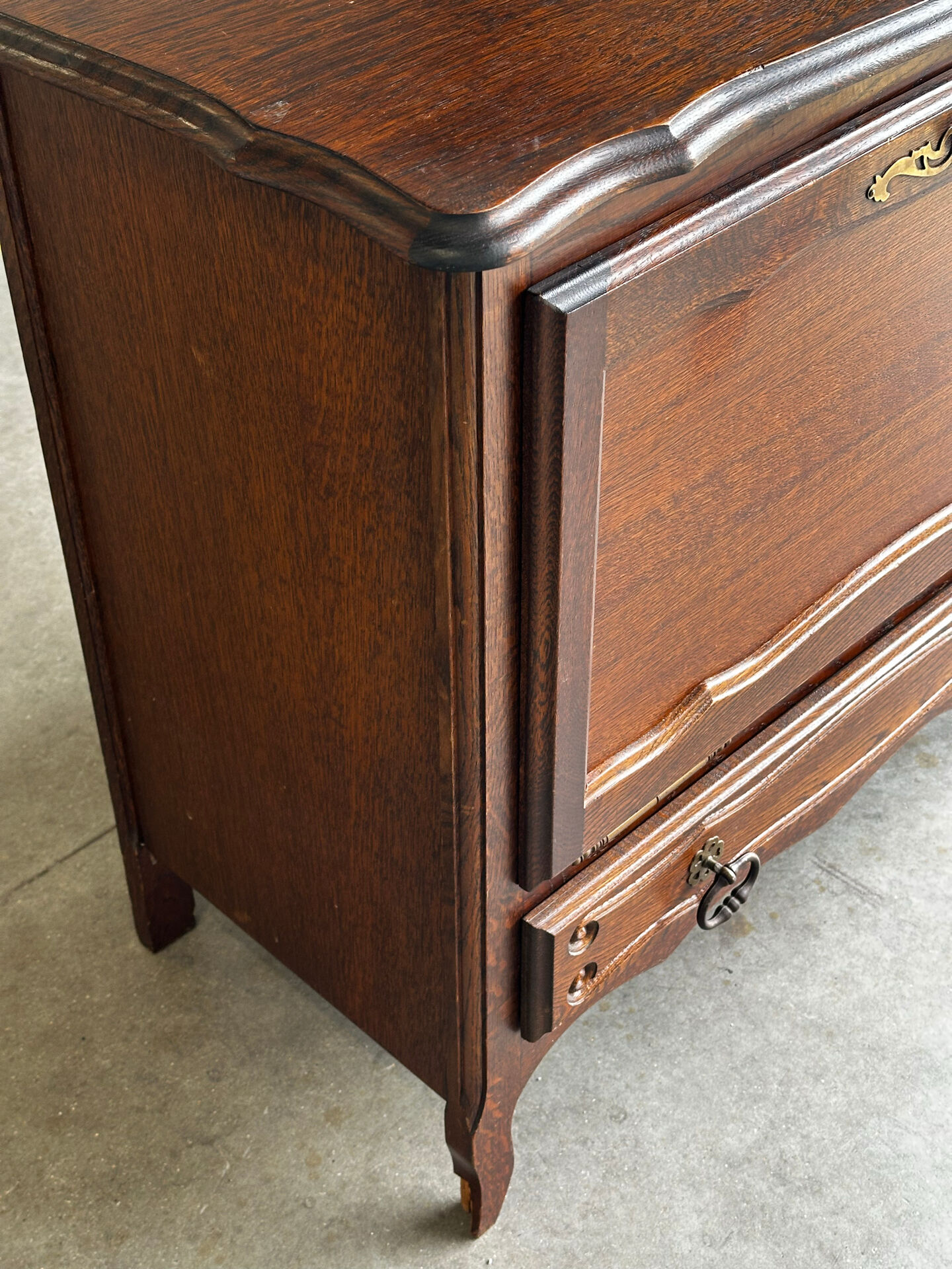Petite commode en chêne à abattant – Mid-Century