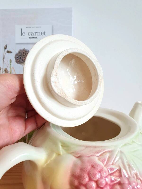 Salins slip teapot