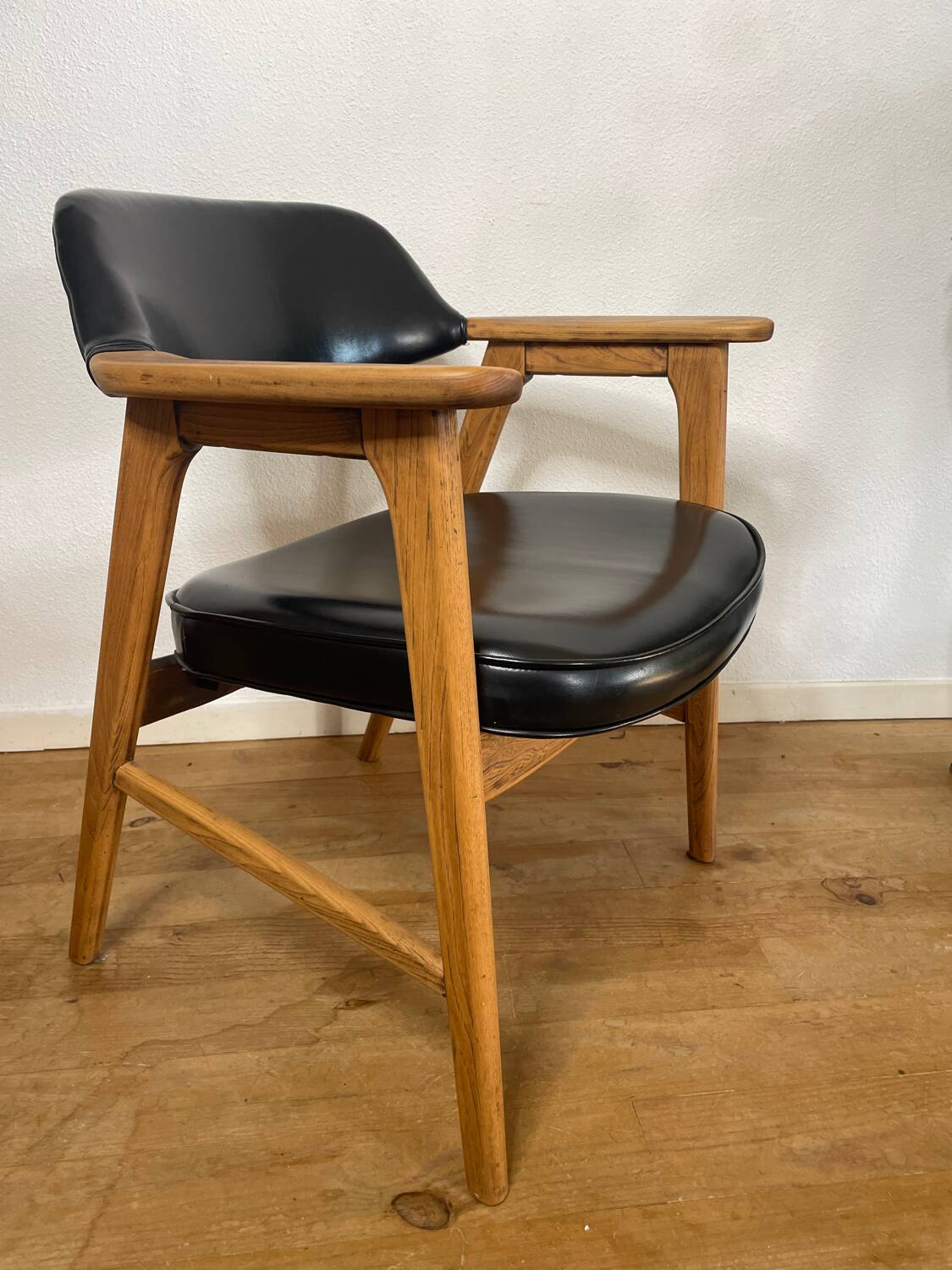 Scandinavian armchair by Erik Kirkegaard in oak and leather, 1960s