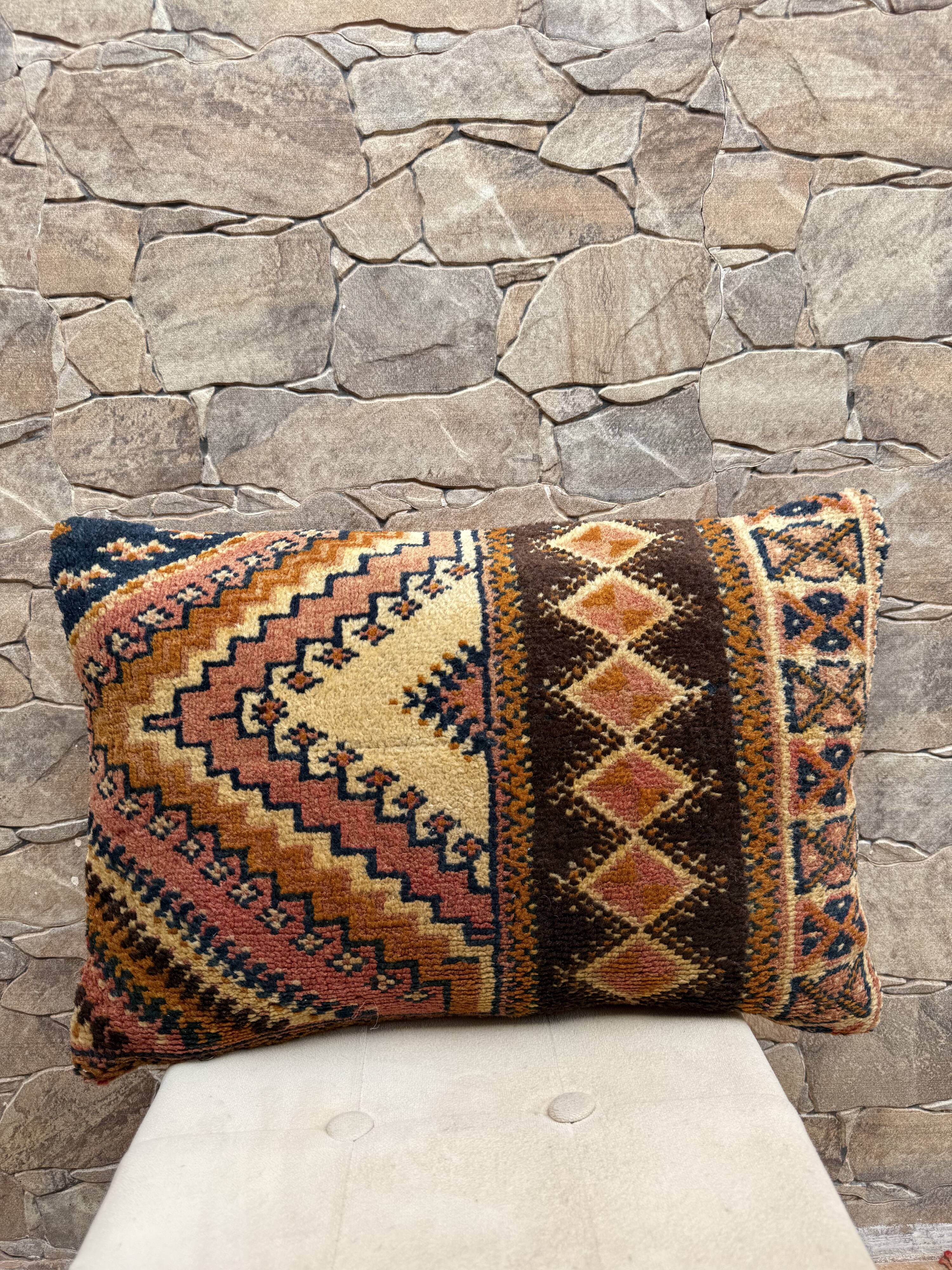 Housse de coussin vintage kilim berbère:Coussin en laine marocaine 60x40cm