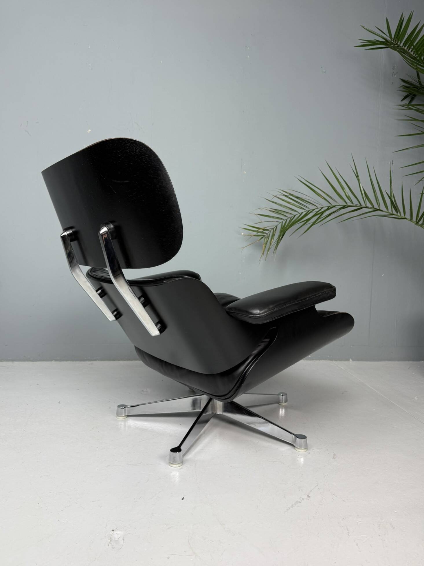 Chaise longue Eames entièrement noire par Herman Miller, années 1970.