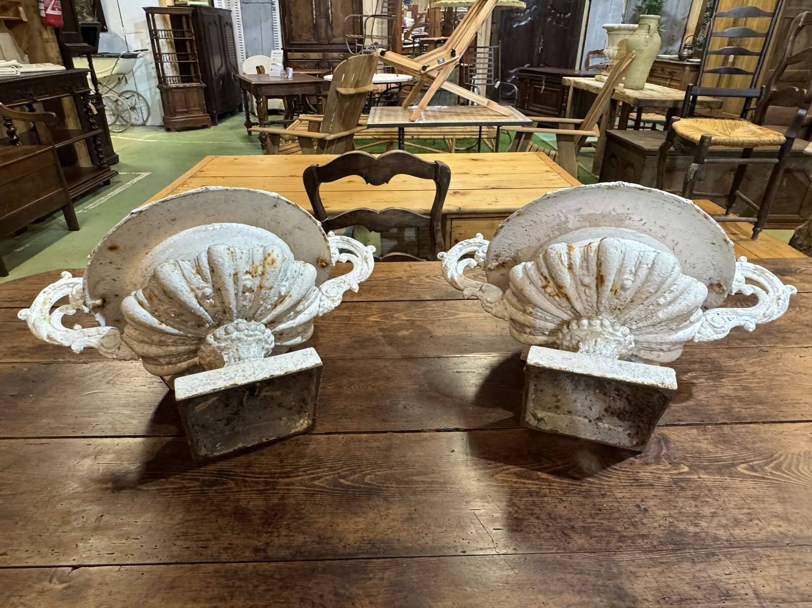 Pair of Medici vases in cast iron from the 19th century.