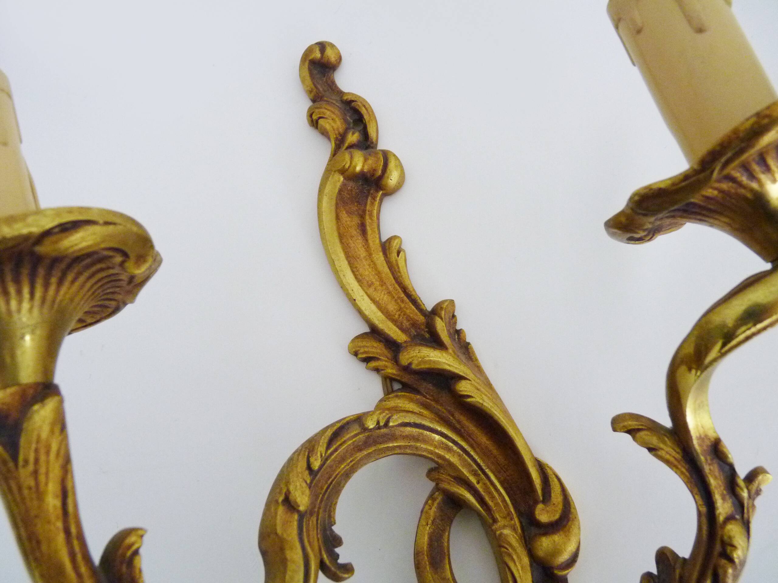 Antique double-light bronze wall light with acanthus leaves. 1950s