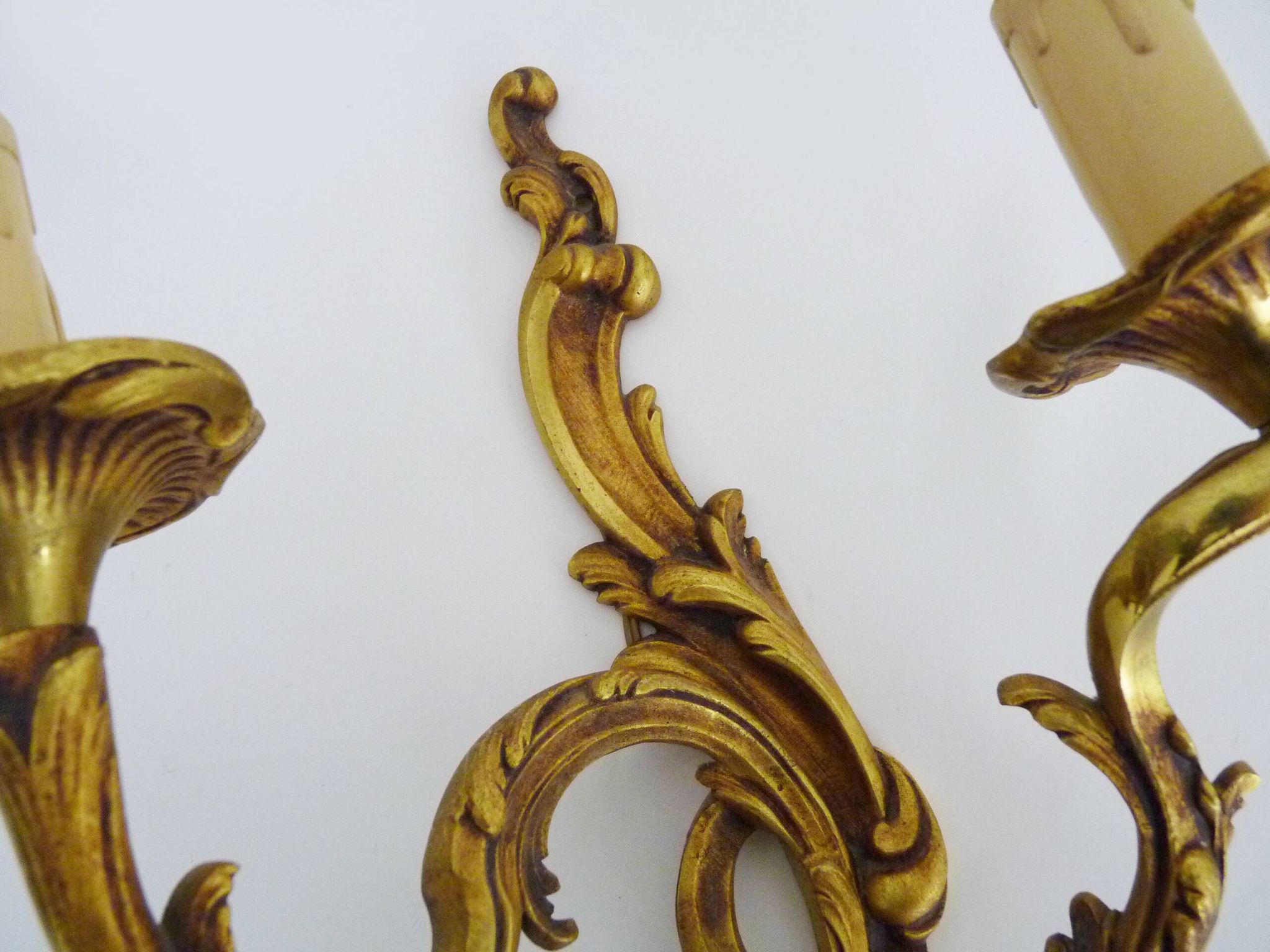 Ancienne applique murale à double feux en bronze, feuille d'acanthes. Années 50