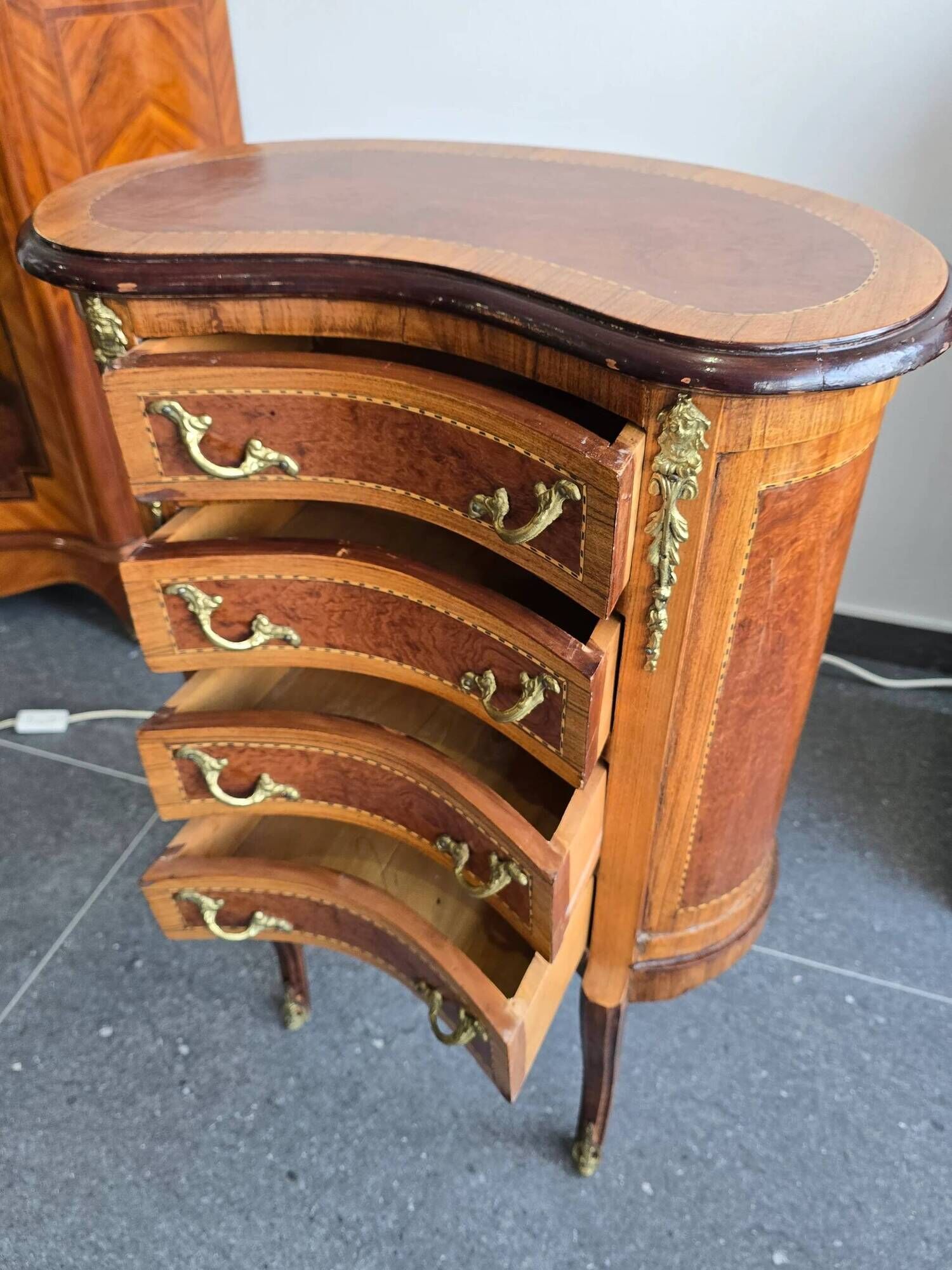 Commode galbée demi-lune en marqueterie – style Louis XV, fin XIXe siècle