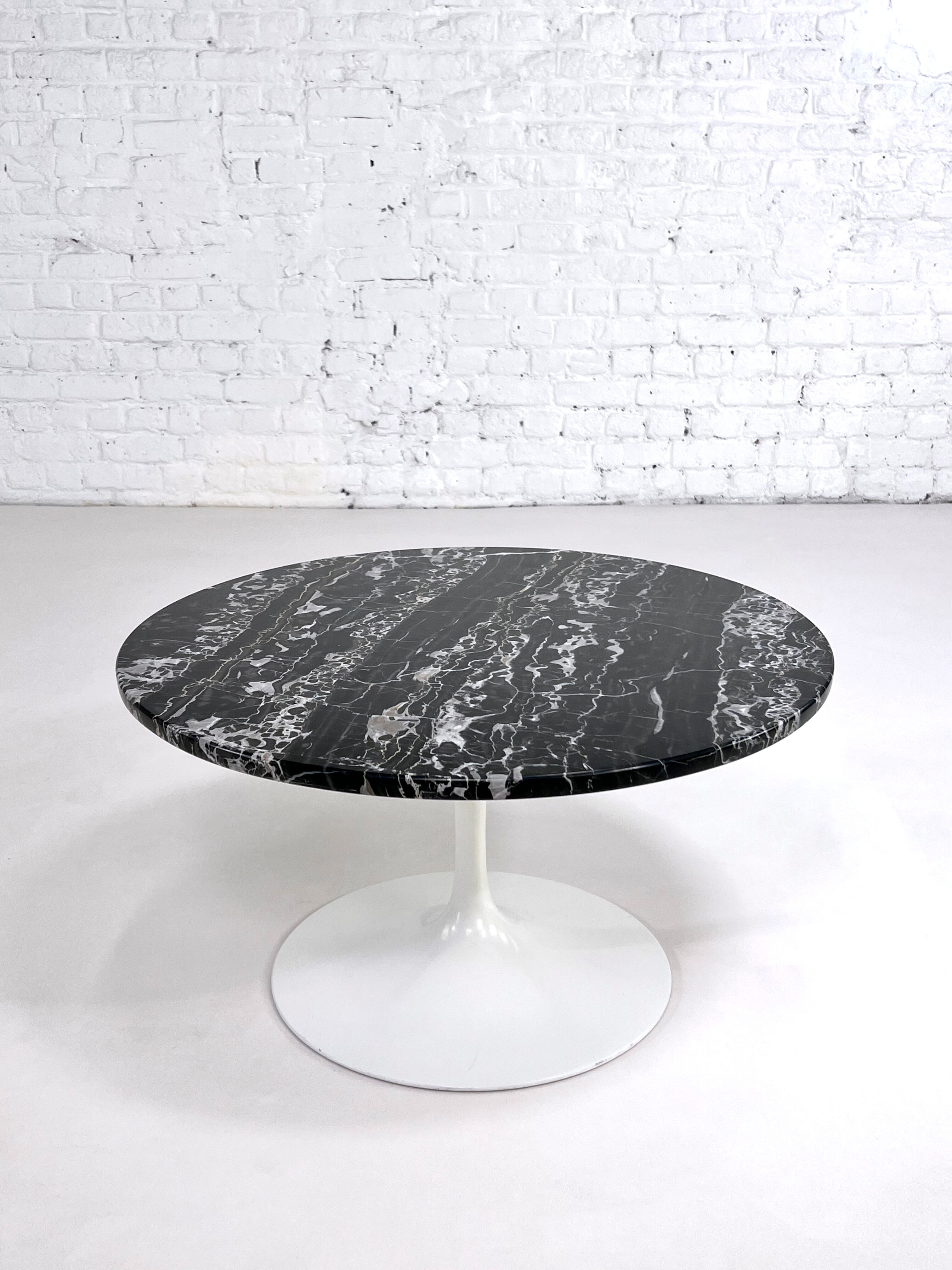 Round Tulip coffee table design Eero Saarinen for Knoll International