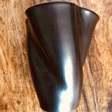Vase mouchoir signé Elchinger . Céramique noir et vert . Forme lobé.1950s