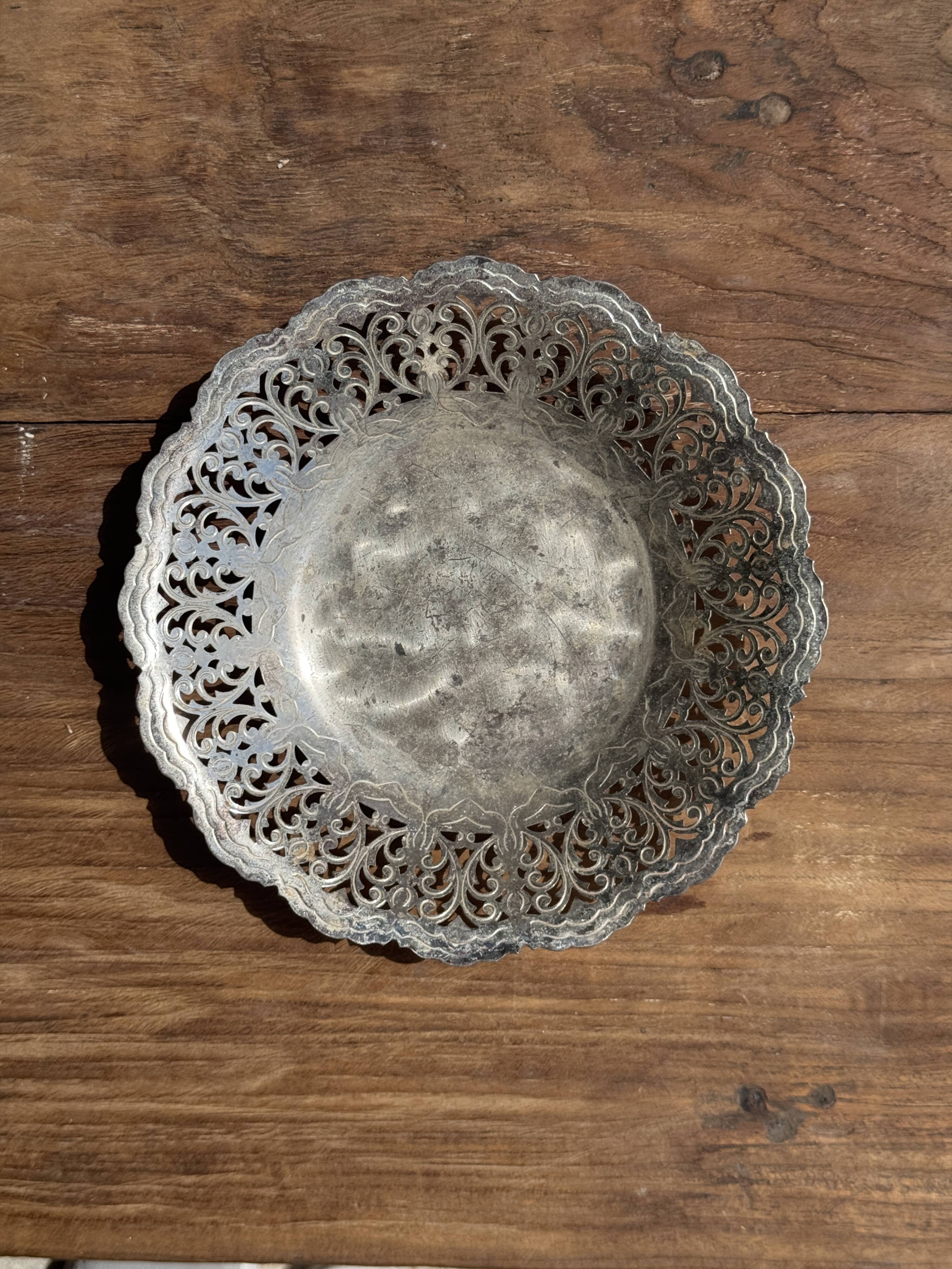 Small vintage silver-plated metal tray with openwork floral patterns D20 H3