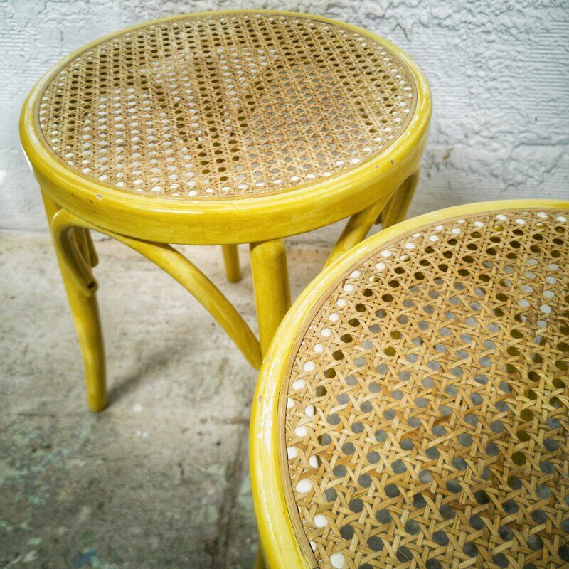 Duo de tabourets en bois et cannage