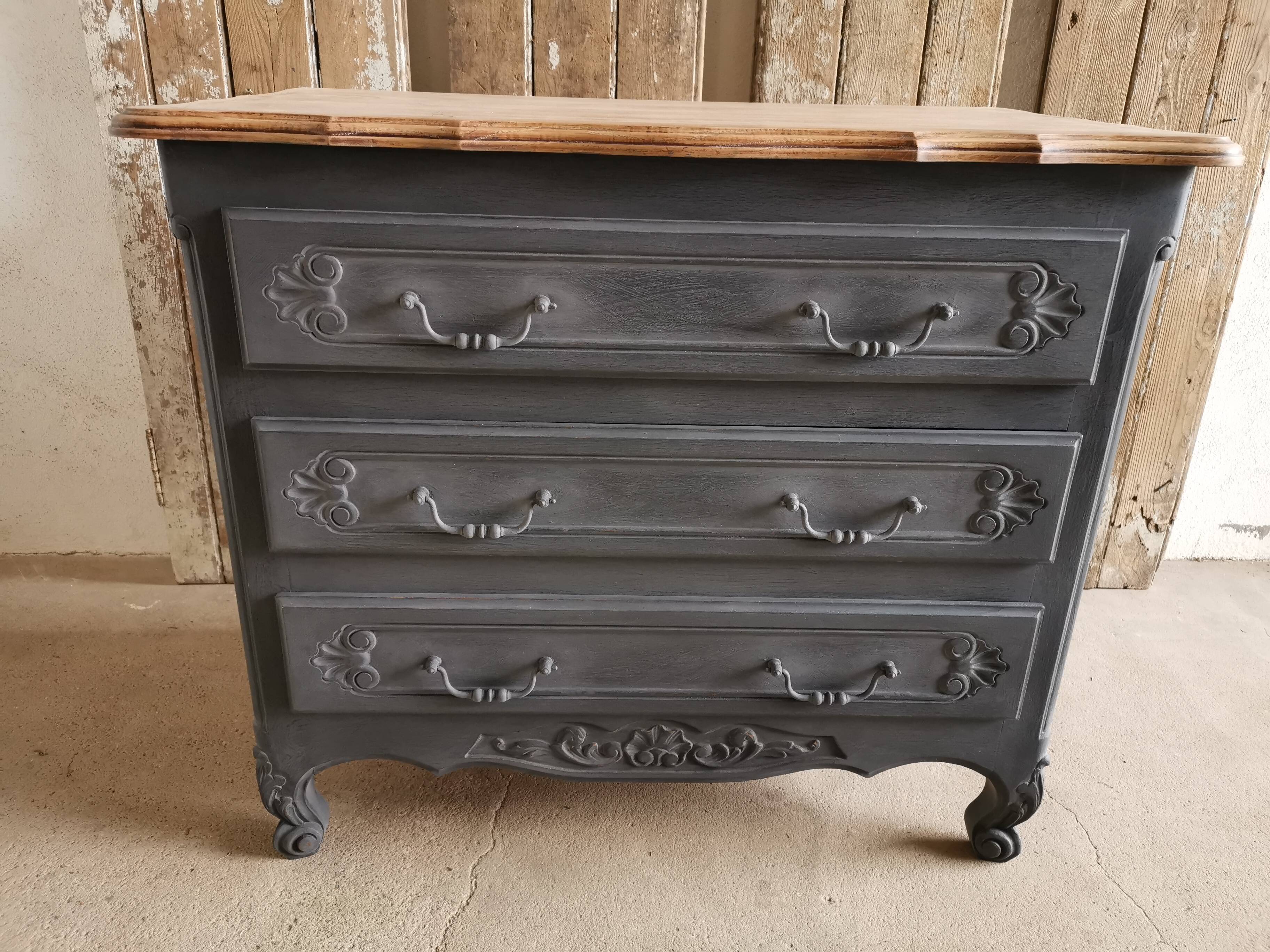 Antique chest of drawers