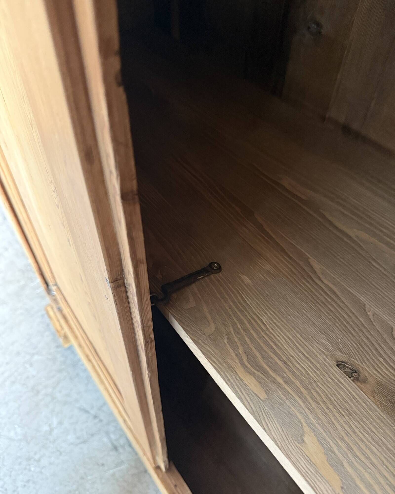Armoire lingère ancienne en pin massif (rénovée)