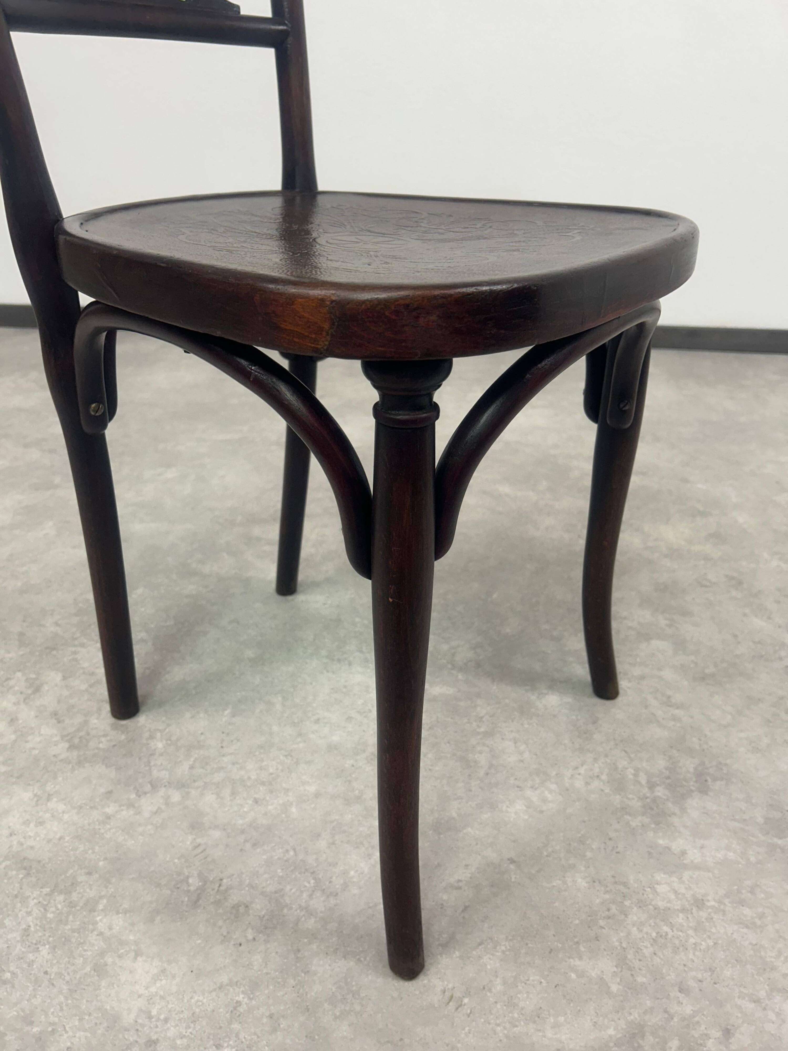 Curved wooden dining chair no. 228 by Thonet