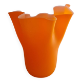 Vase mouchoir en opaline orange satinée
