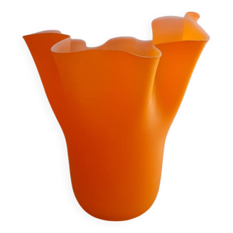 Vase mouchoir en opaline orange satinée
