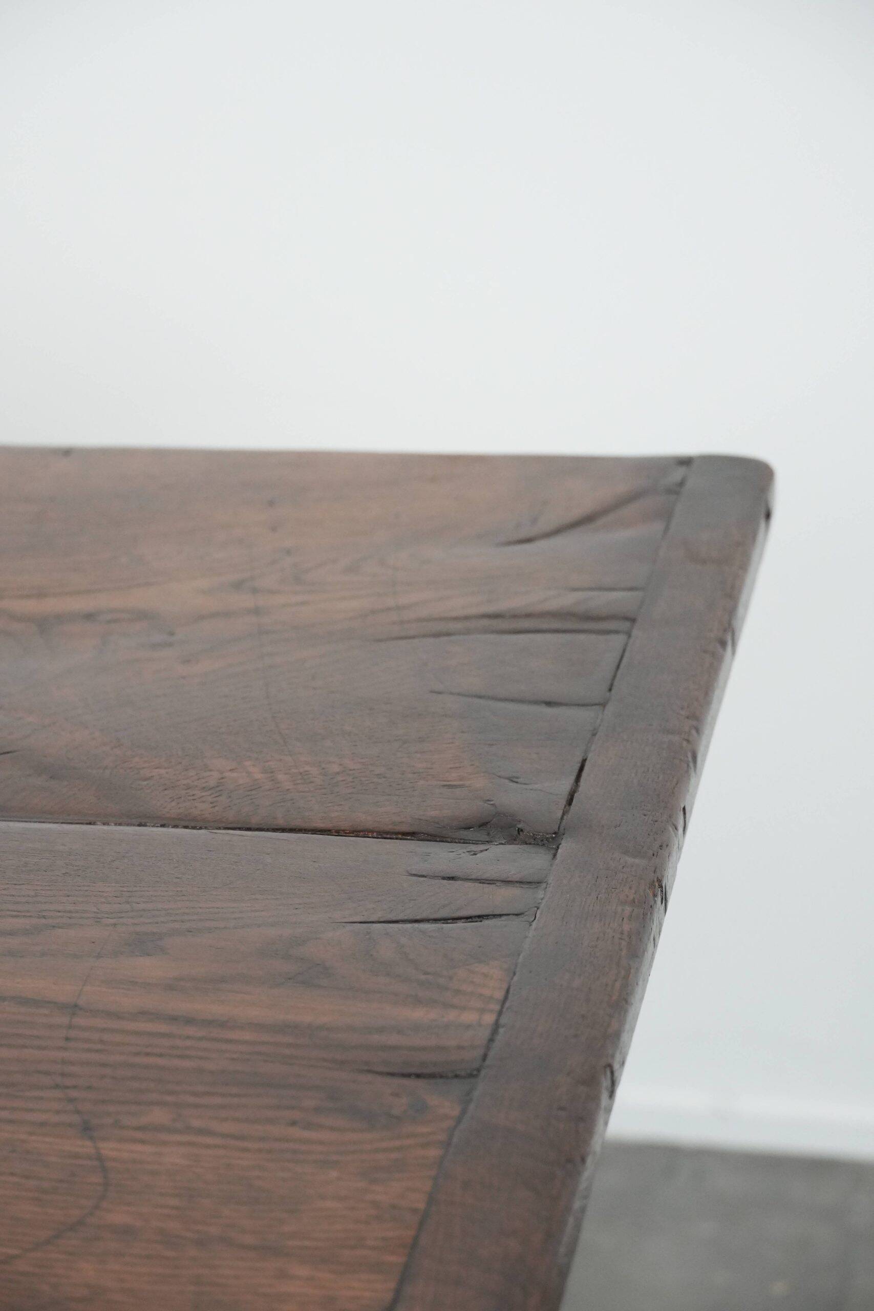 Antique English oak dining table from the 18th century for 4 to 6 people