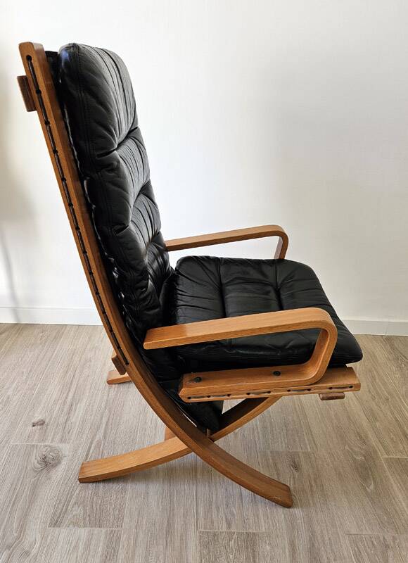 Scandinavian armchair in wood and leather.