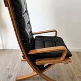 Scandinavian armchair in wood and leather.