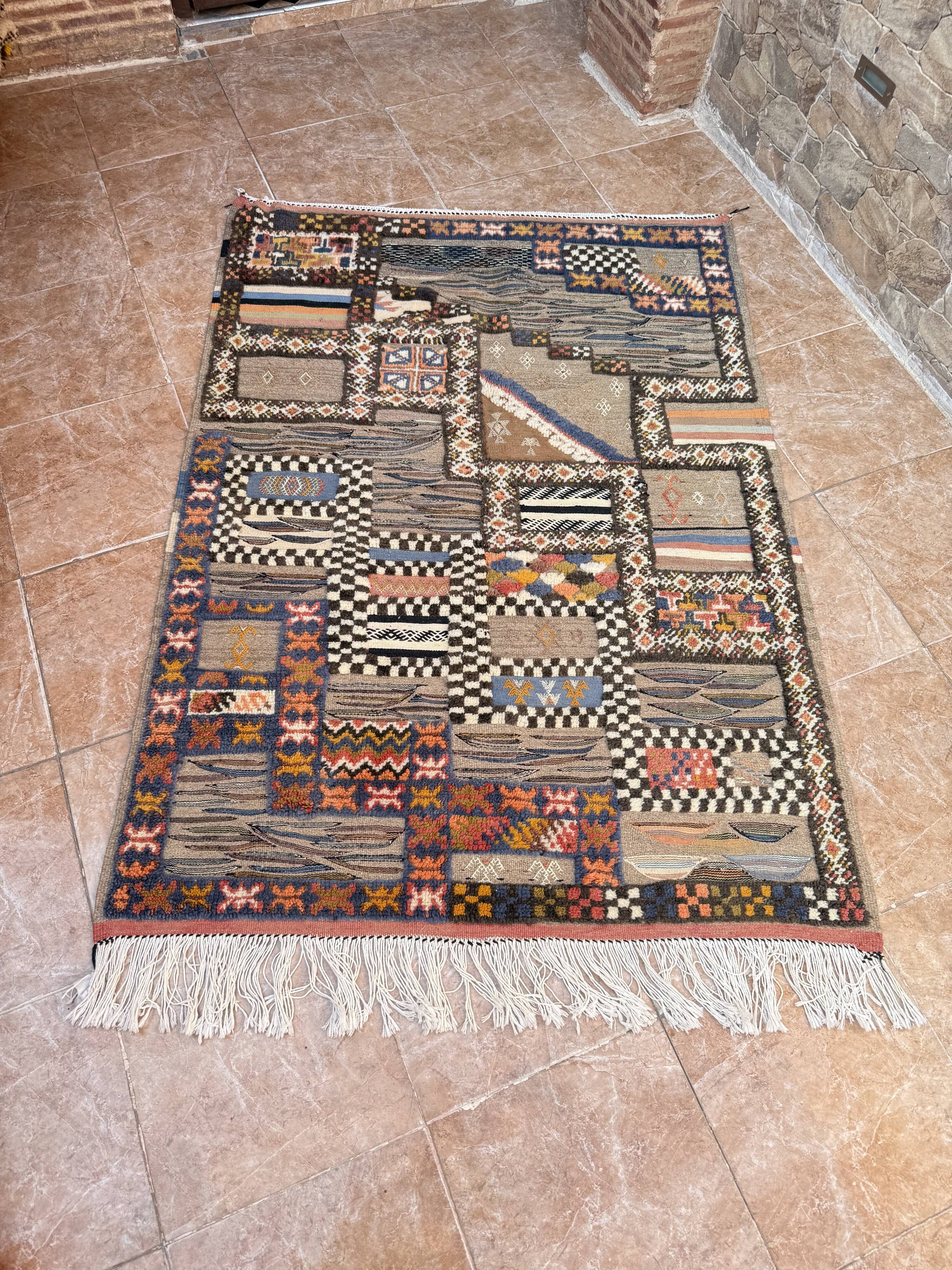 Handmade Berber Kilim rug: Moroccan wall decoration 160 cm x 110 cm