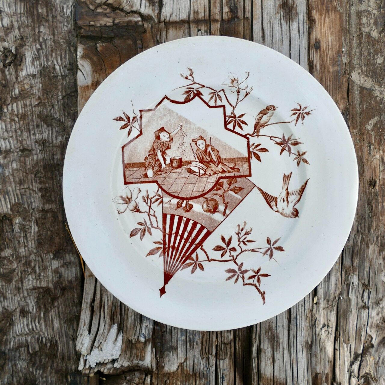 Assiette en terre de fer
